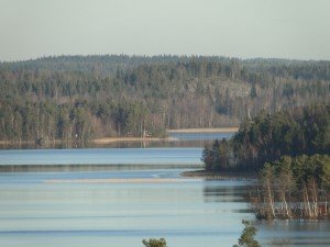 Näkymä Iso-Ruhmaalta, Siikavankivi näkyy punaisesta mökistä hieman vasemmalle