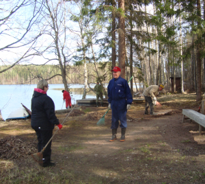 Etualalla Arja Torikka ja Pekka Pärssinen kuulumisien vaihdossa Levonrannan siivoustalkoissa 